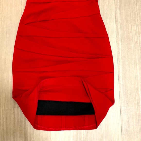 LE CHÂTEAU red dress - Picture 12 of 14